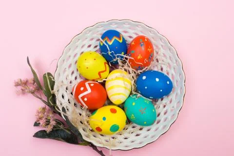 Easter eggs on plate on pink background, top view Foto stock