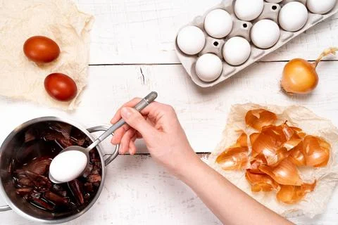 Easter eggs, the process of coloring with natural dye, onion husks in a small Foto stock