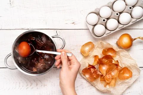Easter eggs, the process of coloring with natural dye, onion husks in a small Stock Photos