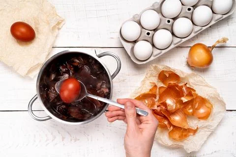 Easter eggs, the process of coloring with natural dye, onion husks in a small Foto stock