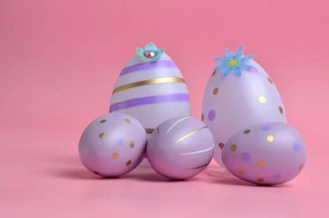 Easter eggs of purple color with patterns. Pink background. Easter. 库存照片