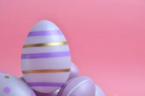 Easter eggs of purple color with patterns. Close-up. Pink background. Easter. 库存照片