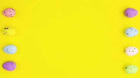 Easter eggs rotating on left and right side of yellow theme. Stop motion Vidéo 149262879