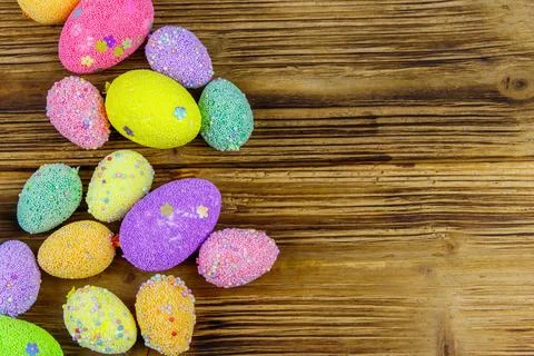 Easter eggs on rustic wooden background. Top view, copy space Foto stock