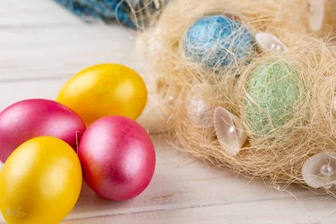 Easter eggs on rustic wooden table. Holiday background. Foto stock