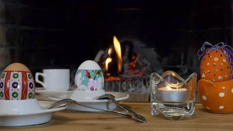 Easter eggs on a stand against a flame. Vídeos de archivo 123576637