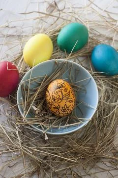 Easter eggs in straw plate on a white background Foto stock