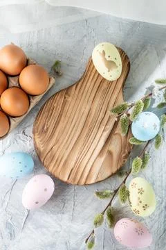 Easter eggs on the table and willow, holiday symbol, top view, Foto stock