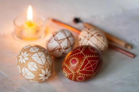 Easter eggs with traditional geometric pattern, waxing tool and a burning can Stock-Fotos