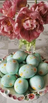 Easter eggs with tulips on the festive table 스톡 사진
