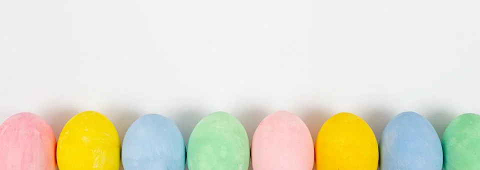 Easter eggs on white background. Easter frame of colorful eggs Foto stock