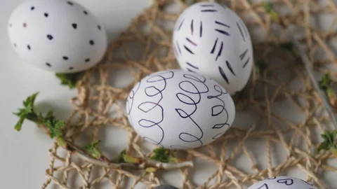 Easter eggs on a white background with flowers. Easter decor. white eggs with Vidéo 108716131