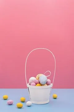 Easter eggs in white basket Foto stock