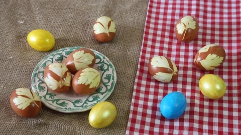 Easter eggs on the white wooden table Video stock 87644160
