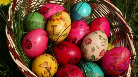 Easter eggs in a wicker basket Stock-Footage 49051969