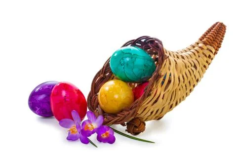Easter eggs in a wicker basket Foto stock