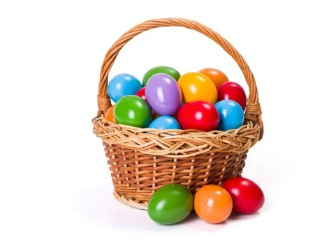 Easter eggs in wicker basket Foto stock