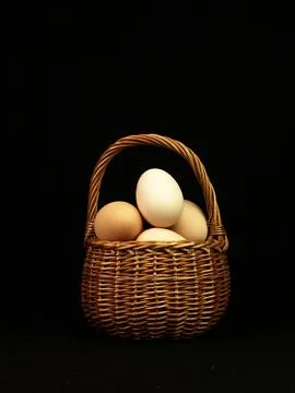 Easter eggs in a wicker basket. Stock-Fotos