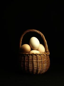 Easter eggs in a wicker basket. Stock-Fotos