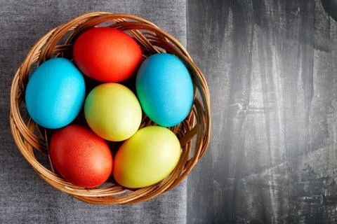 Easter eggs in a wicker basket Foto stock