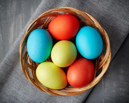 Easter eggs in a wicker basket Foto stock