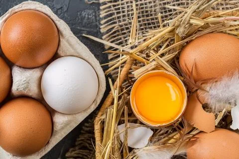 Easter eggs  in a Wicker basket with straw. Foto stock