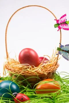 Easter eggs in wicker basket on white Stock-Fotos