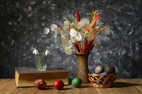 Easter eggs in wicker baskets and flowers Foto stock