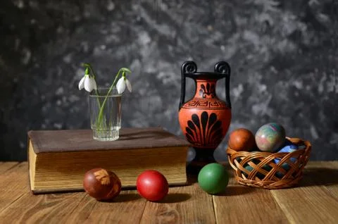 Easter eggs in wicker baskets and flowers Foto stock