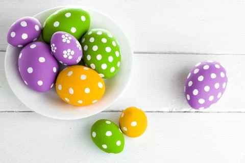 Easter eggs on wooden background Stockfoto's