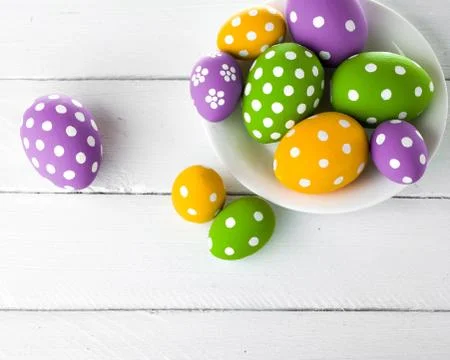 Easter eggs on wooden background Stockfoto's