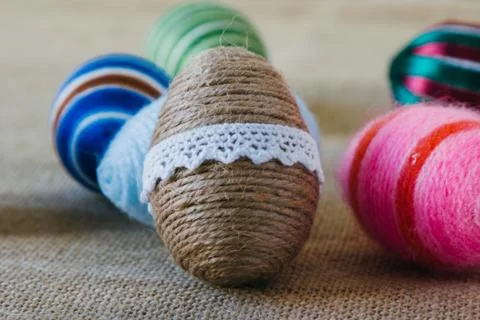 Easter eggs wrapped in string Foto stock