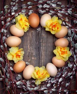 Easter empty background with Easter eggs and spring flowers Stock Photos