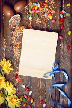 Easter empty background with Easter eggs and spring flowers Stock Photos