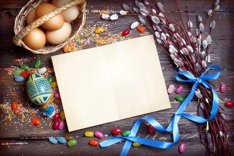 Easter empty background with Easter eggs and spring flowers Stock Photos