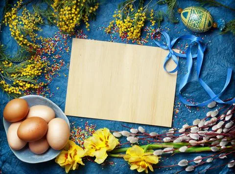 Easter empty background with Easter eggs and spring flowers Stock Photos
