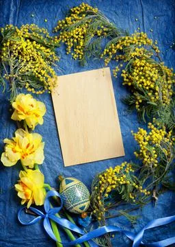 Easter empty background with Easter eggs and spring flowers Stock Photos