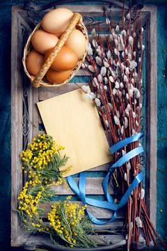 Easter empty background with Easter eggs and spring flowers Foto stock