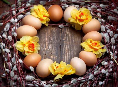 Easter empty background with Easter eggs and spring flowers Stock Photos