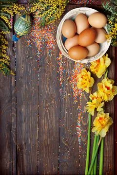 Easter empty background with Easter eggs and spring flowers Stock Photos
