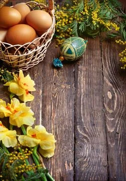 Easter empty background with Easter eggs and spring flowers Stock Photos
