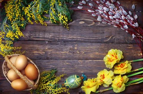 Easter empty background with Easter eggs and spring flowers Stock Photos