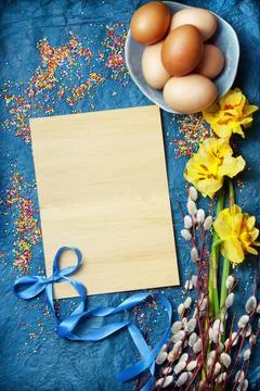 Easter empty background with Easter eggs and spring flowers Stock Photos