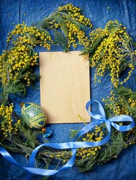 Easter empty background with Easter eggs and spring flowers Stock Photos