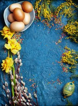Easter empty background with Easter eggs and spring flowers Stock Photos