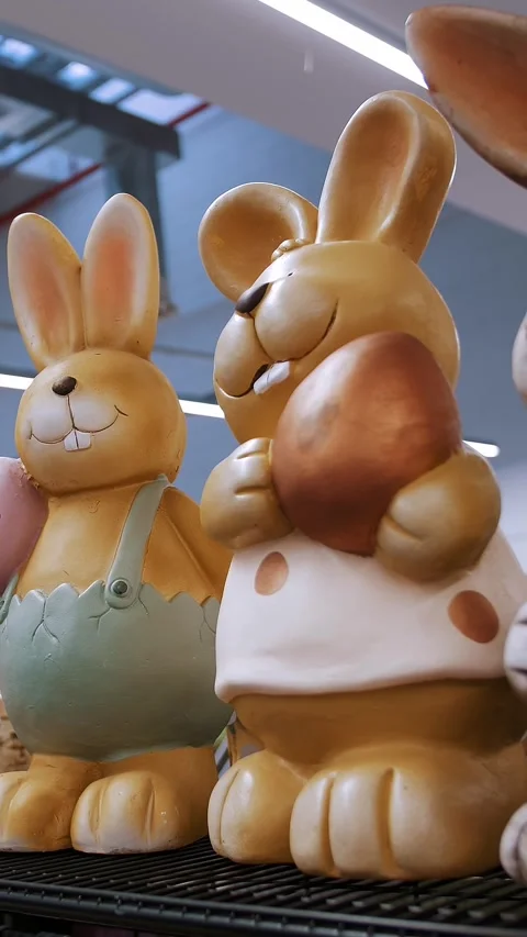 Easter fair. close-up. Different funny Easter bunny figurines, statuettes. Stock-Footage 317440340
