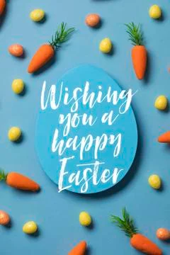 Easter festive background with easter bunny carrots and easter eggs Foto stock