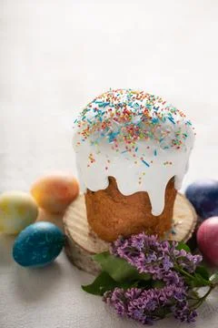 Easter festive composition with easter, painted eggs and branch of blooming l Fotos de archivo