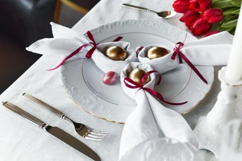 Easter festive spring table setting decoration, eggs in nest Stockfoto's