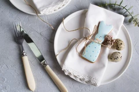 Easter  festive table setting with Easter bunny cookies, quail eggs Foto stock